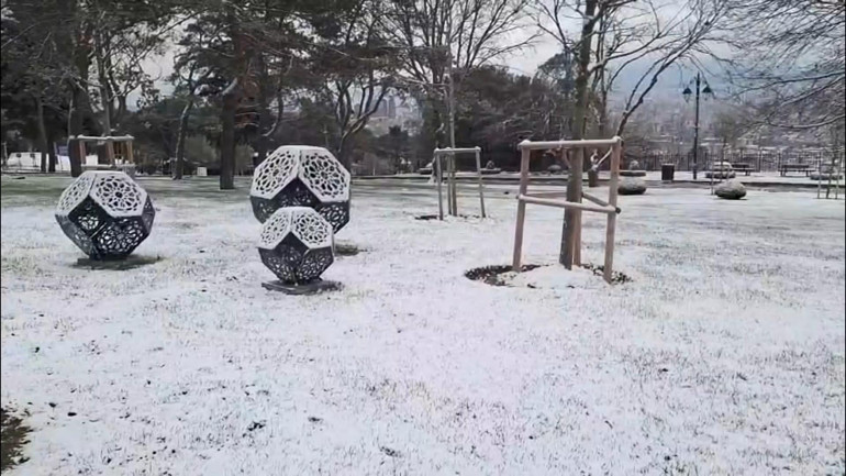 Meteorolojiden yeni kar uyarısı İstanbulda bazı bölgeler beyaza büründü | Bu illerde yaşayanlar dikkat