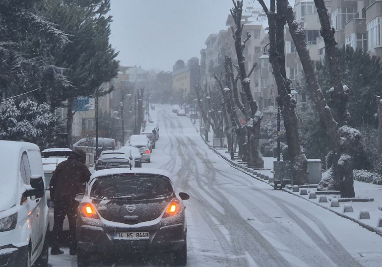 Meteorolojiden sarı kodlu kar alarmı İstanbulda beklenen yağış başladı: Hava buz gibi... | Bu illerde yaşayanlar dikkat