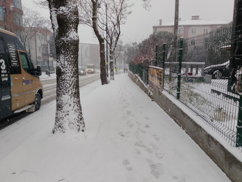 Meteorolojiden sarı kodlu kar alarmı İstanbulda beklenen yağış başladı: Hava buz gibi... | Bu illerde yaşayanlar dikkat