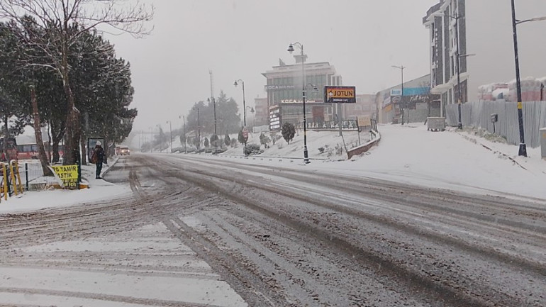 Meteorolojiden sarı kodlu kar alarmı İstanbulda beklenen yağış başladı: Hava buz gibi... | Bu illerde yaşayanlar dikkat