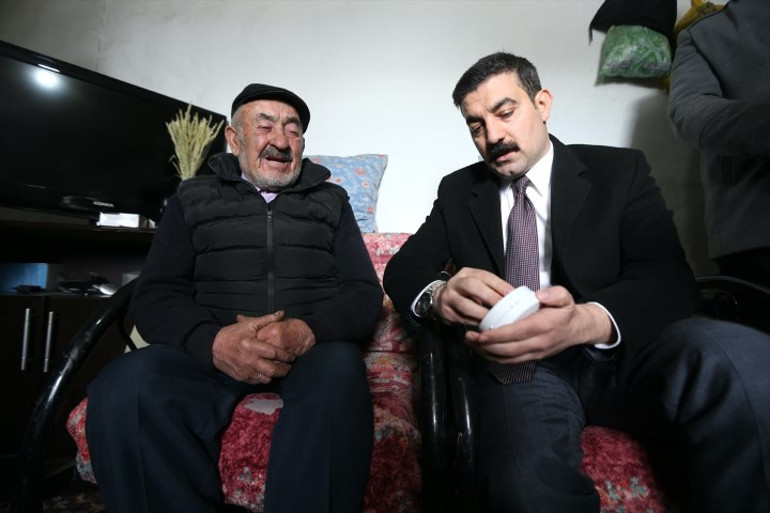  İlçedeki yaşlıların evine takılıyor