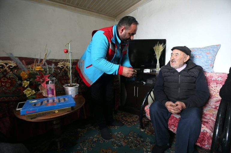  İlçedeki yaşlıların evine takılıyor