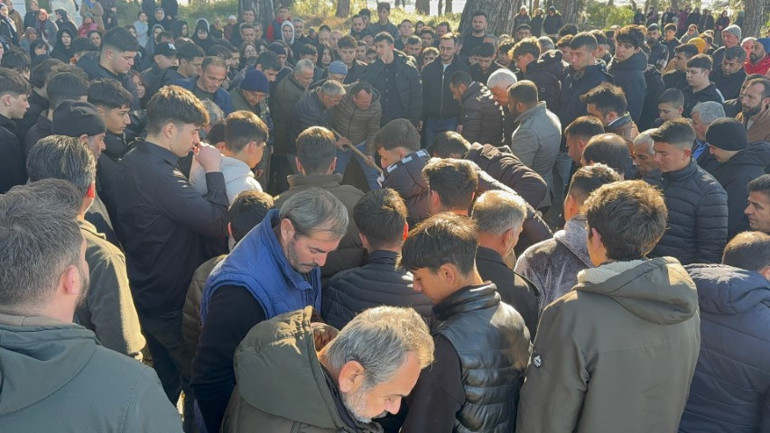 Karne almaya giderken hayatını kaybetmişti: Hasan, gözyaşları içinde toprağa verildi