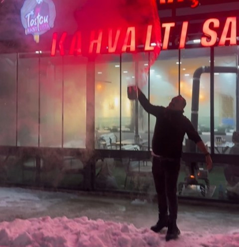  Havaya attı, acı içinde kıvrandı