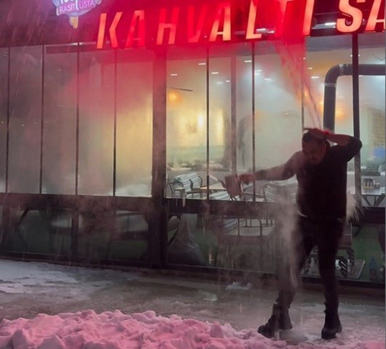  Havaya attı, acı içinde kıvrandı