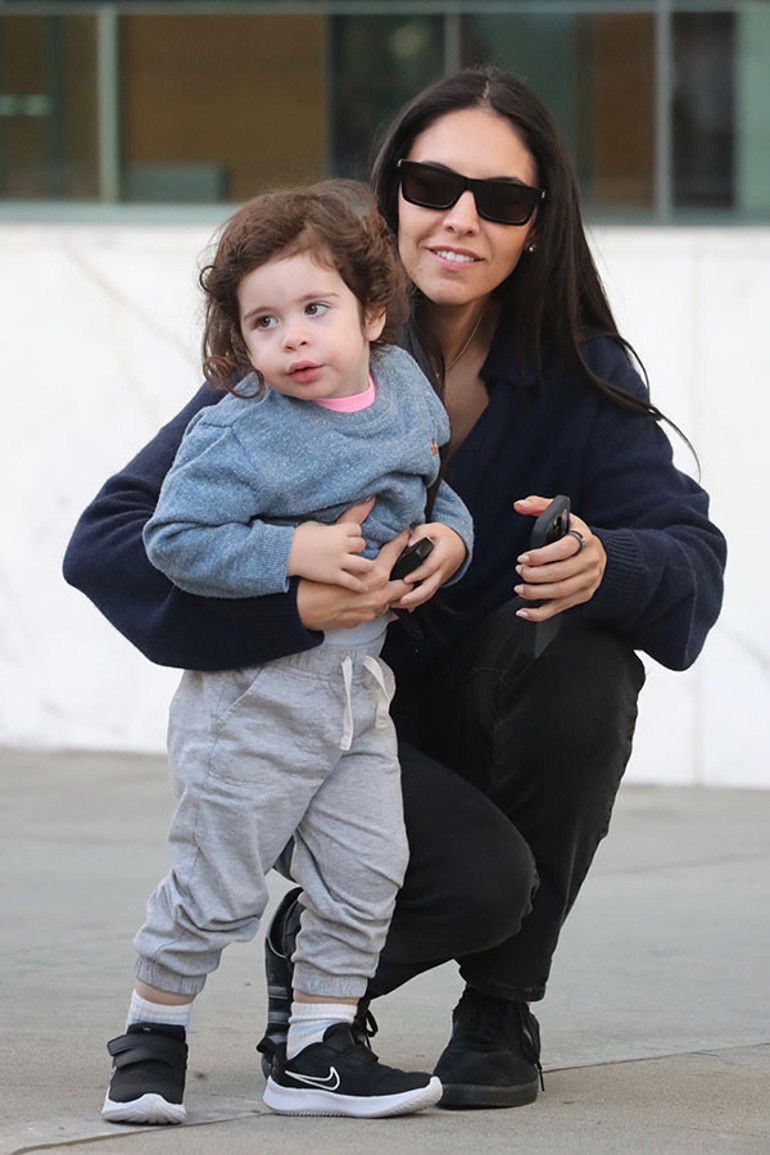 Ona 83 yaşında bir oğul vermişti… Ayrıyız diyor ama genç sevgilisinden vazgeçemiyor