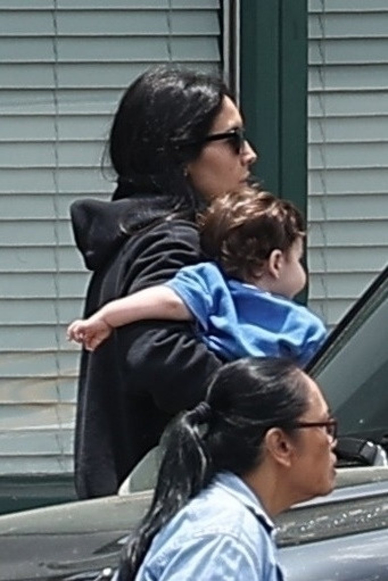 Ona 83 yaşında bir oğul vermişti… Ayrıyız diyor ama genç sevgilisinden vazgeçemiyor