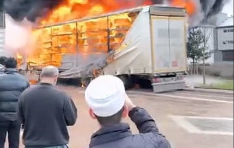 Sünger yüklü TIR’daki yangın, yanındaki mobilya yüklü dorseye sıçradı