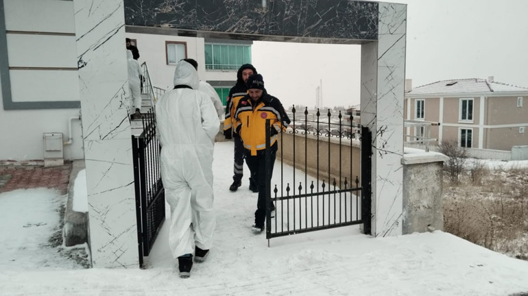 Yaşlı çift, evlerinde başlarından vurulmuş halde bulundu