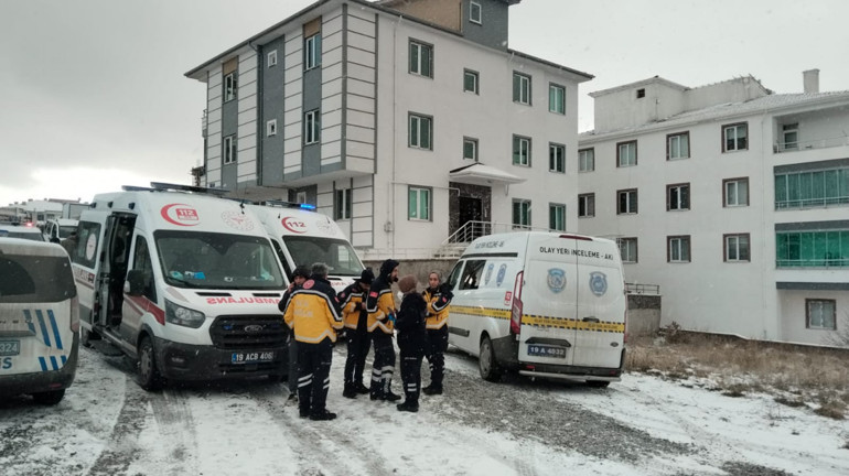 Yaşlı çift, evlerinde başlarından vurulmuş halde bulundu