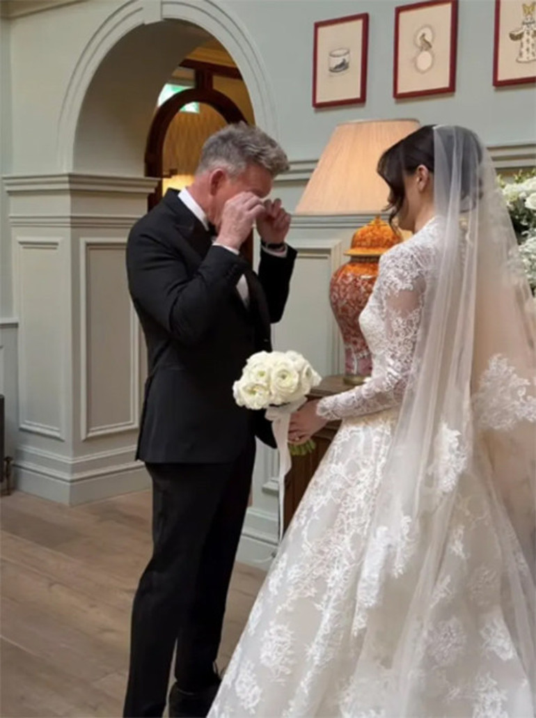  Onu beyazlar içinde görünce hüngür hüngür ağladı