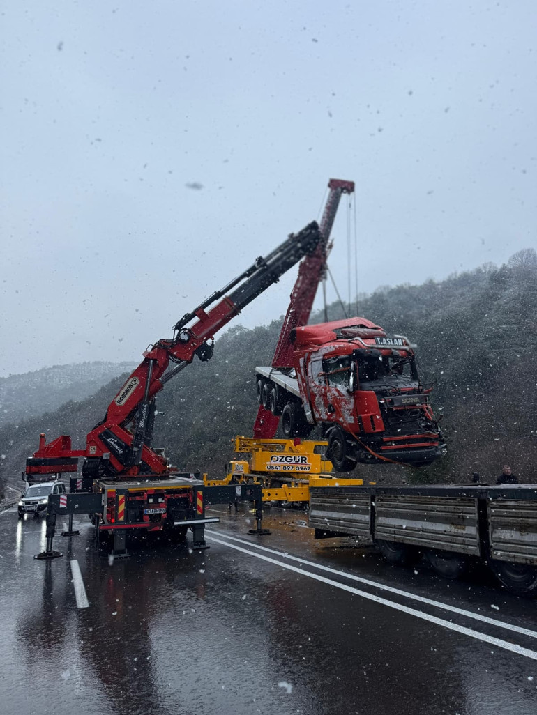 Zonguldakta korkutan kaza Alkollü sürücünün kullandığı TIR uçuruma devrildi