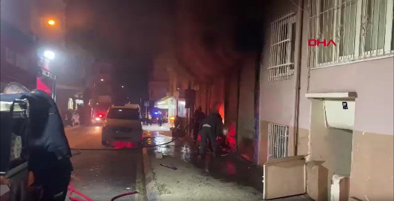 Depoda çıkan yangın apartmana sıçradı: 2 kişi dumandan etkilendi