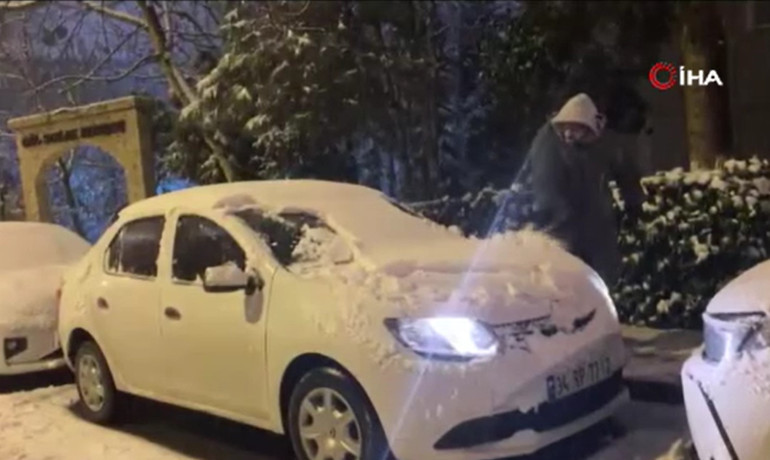 Son dakika... İstanbulda karla mücadele Araçlar kaydı, sokaklar piste döndü... Valilikten yeni uyarı