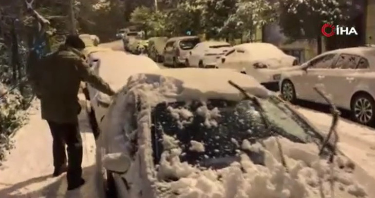 Son dakika... İstanbulda karla mücadele Araçlar kaydı, sokaklar piste döndü... Valilikten yeni uyarı