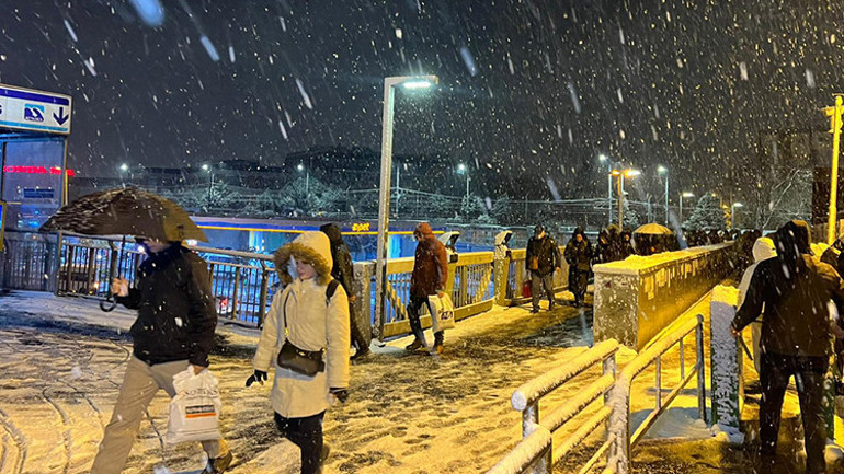 Son dakika... İstanbulda karla mücadele Araçlar kaydı, sokaklar piste döndü... Valilikten yeni uyarı