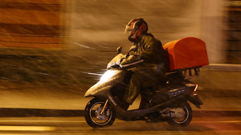 Son dakika... İstanbulda karla mücadele Araçlar kaydı, sokaklar piste döndü... Valilikten yeni uyarı