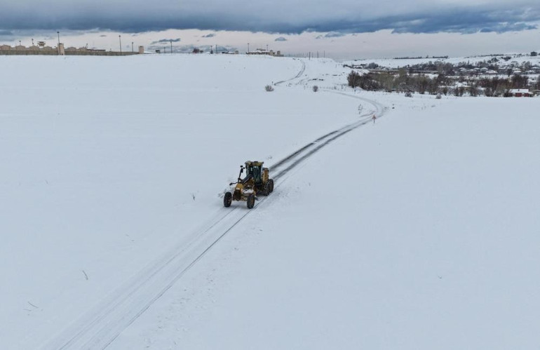 Son dakika... İstanbulda karla mücadele Araçlar kaydı, sokaklar piste döndü... Valilikten yeni uyarı