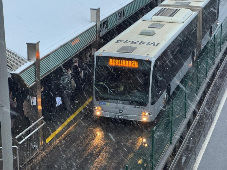 Son dakika... İstanbulda karla mücadele Araçlar kaydı, sokaklar piste döndü... Valilikten yeni uyarı