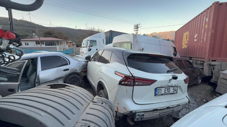 11 araç birbirine girdi: Zincirleme kazada 11 kişi yaralandı