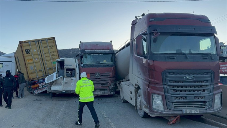 11 araç birbirine girdi: Zincirleme kazada 11 kişi yaralandı