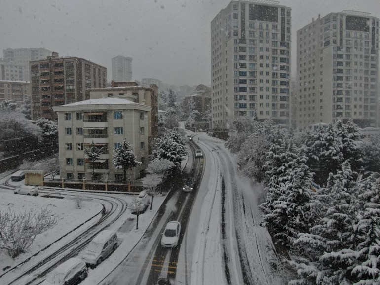 Son dakika... İstanbulda karla mücadele Araçlar kaydı, sokaklar piste döndü... Valilikten yeni uyarı