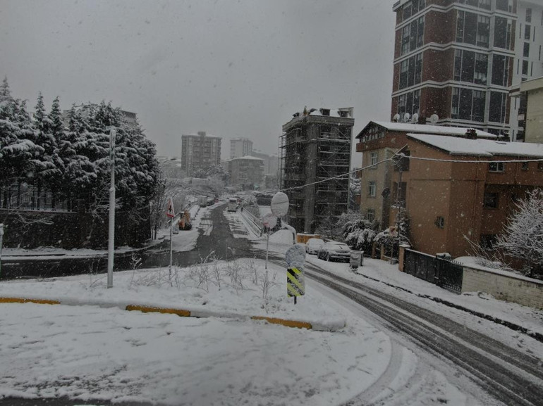 Son dakika... İstanbulda karla mücadele Araçlar kaydı, sokaklar piste döndü... Valilikten yeni uyarı