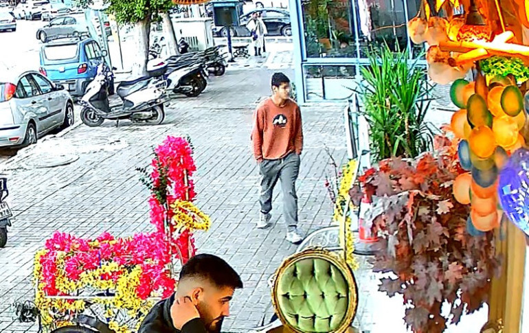 Meğer görünce dayanamıyormuş! Kamera görüntüleriyle yakalandı, ifadesi 'pes' dedirtti -
                      2. Resim