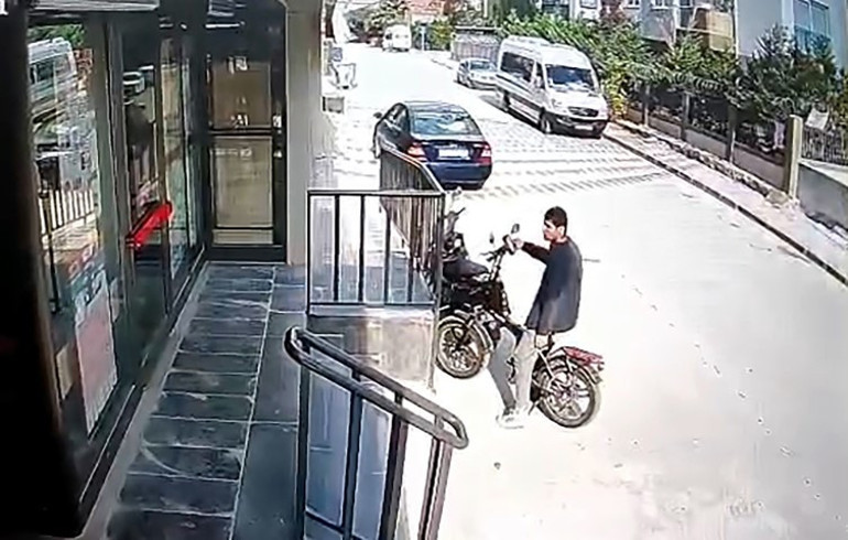 Meğer görünce dayanamıyormuş! Kamera görüntüleriyle yakalandı, ifadesi 'pes' dedirtti -
                      1. Resim