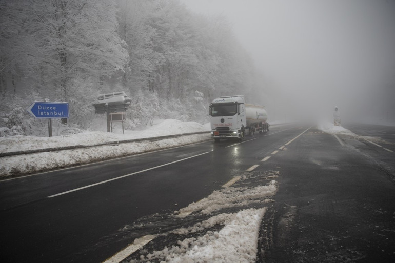Son dakika... İstanbulda karla mücadele Araçlar kaydı, sokaklar piste döndü... Valilikten yeni uyarı