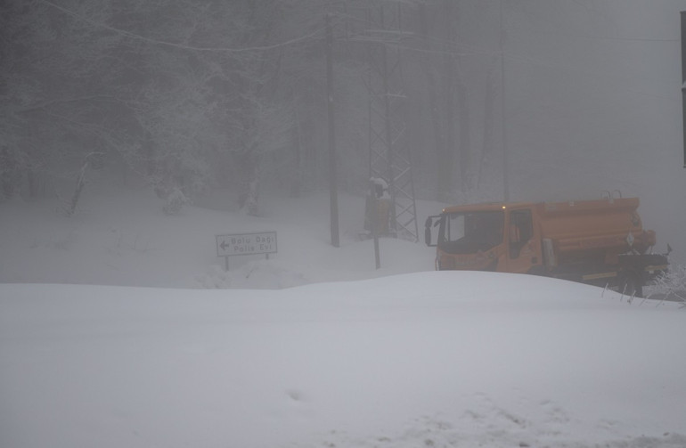 Son dakika... İstanbulda karla mücadele Araçlar kaydı, sokaklar piste döndü... Valilikten yeni uyarı