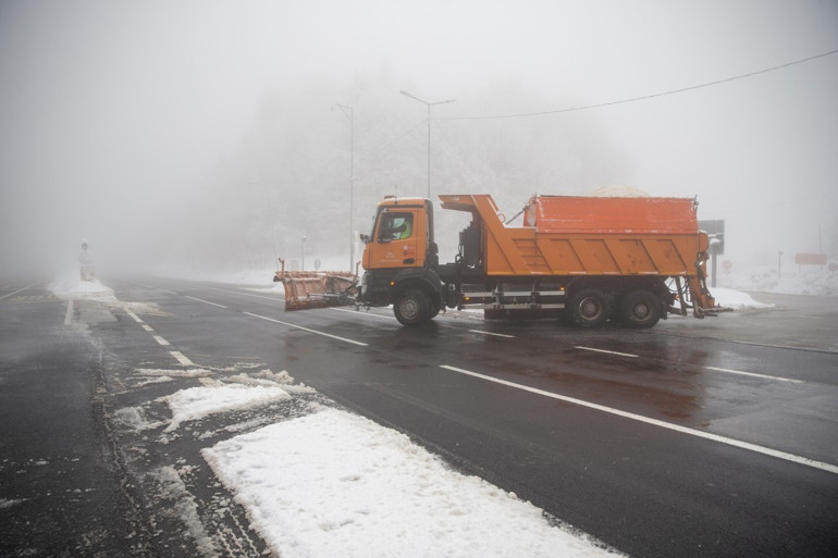Son dakika... İstanbulda karla mücadele Araçlar kaydı, sokaklar piste döndü... Valilikten yeni uyarı