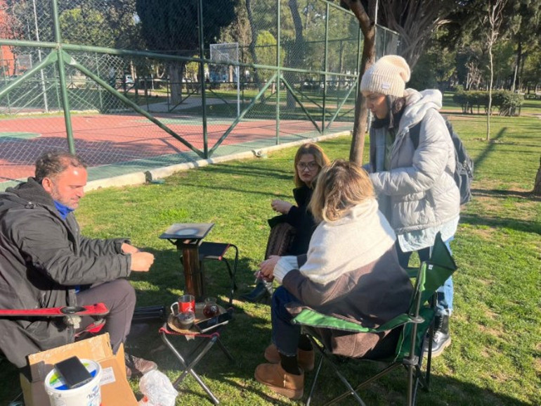  Sokak sokak gezip duvarlara uyarı broşürü yapıştırıyor