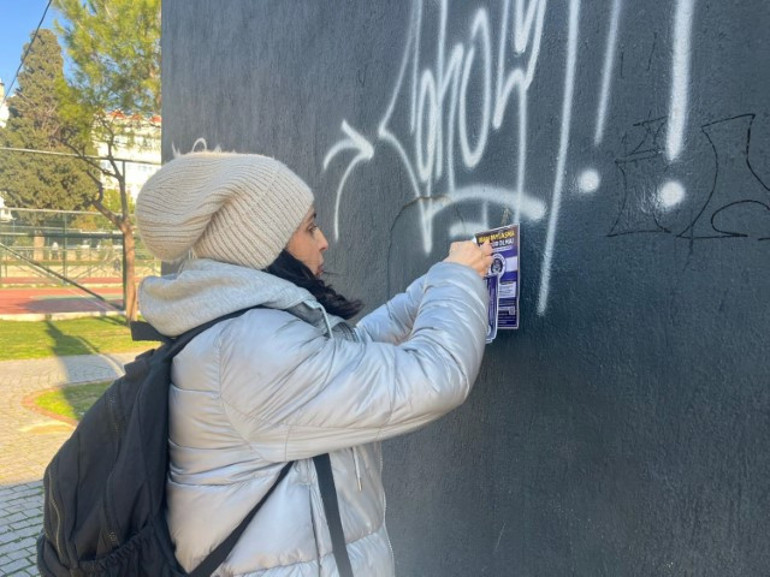  Sokak sokak gezip duvarlara uyarı broşürü yapıştırıyor