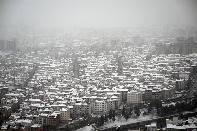 Son dakika... İstanbulda karla mücadele Araçlar kaydı, sokaklar piste döndü... Valilikten yeni uyarı
