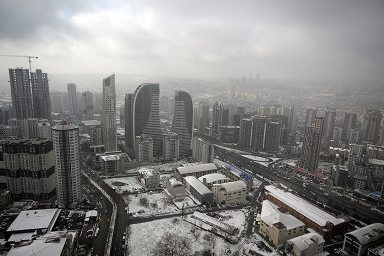 Son dakika... İstanbulda karla mücadele Araçlar kaydı, sokaklar piste döndü... Valilikten yeni uyarı