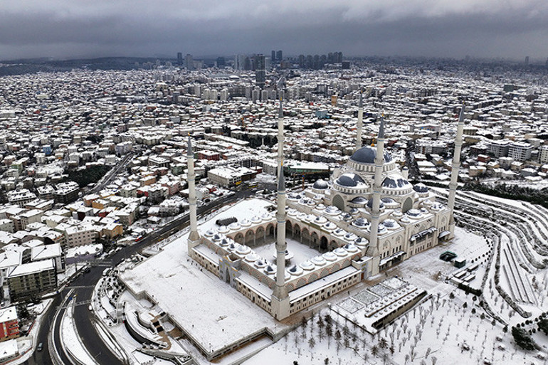 Son dakika... İstanbulda karla mücadele Araçlar kaydı, sokaklar piste döndü... Valilikten yeni uyarı