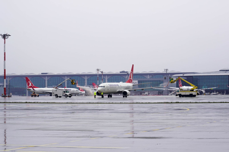 Son dakika... İstanbulda karla mücadele Araçlar kaydı, sokaklar piste döndü... Valilikten yeni uyarı
