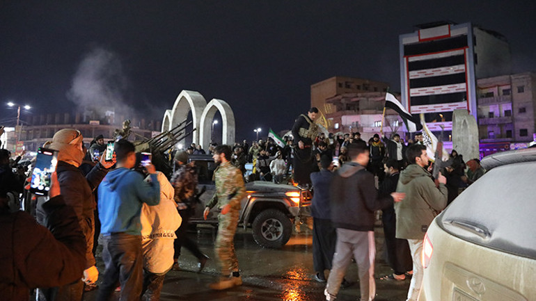 Son dakika... Suriye İçişleri Bakanlığı duyurdu YPGden kan donduran hareket... DEAŞlı teröristleri hapisten çıkardılar