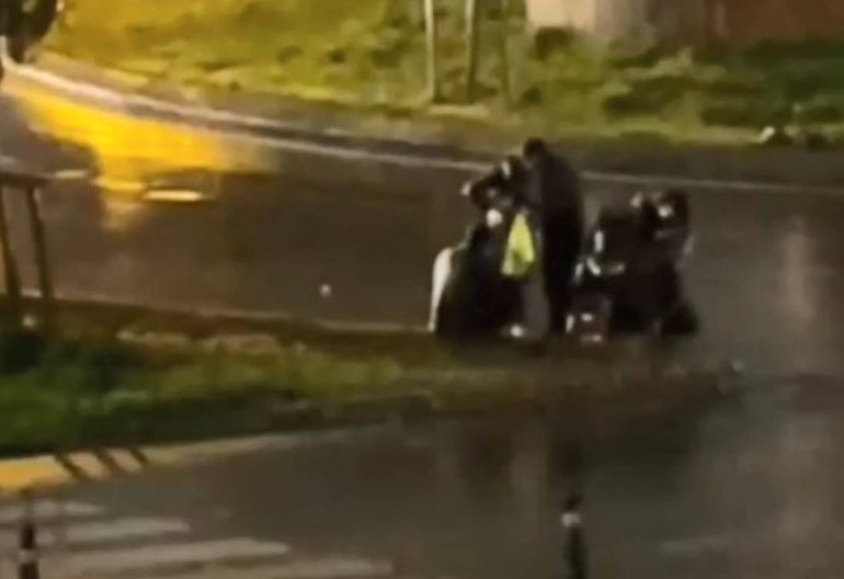 Kıskançlık krizine girip ağladı; polisin silahını almaya çalışınca tutuklandı