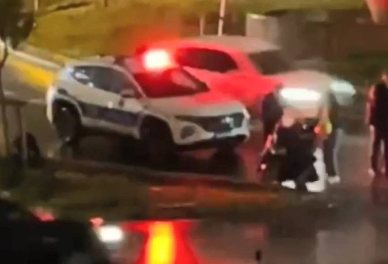 Kıskançlık krizine girip ağladı; polisin silahını almaya çalışınca tutuklandı