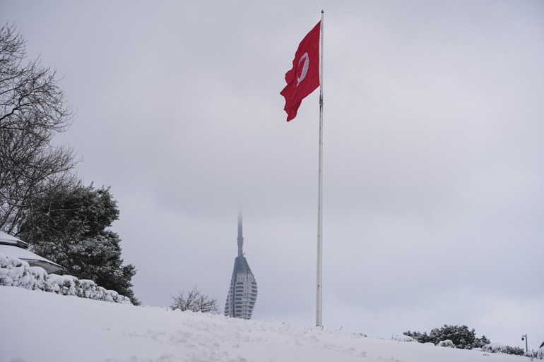 Son dakika... İstanbulda karla mücadele Araçlar kaydı, sokaklar piste döndü... Valilikten yeni uyarı
