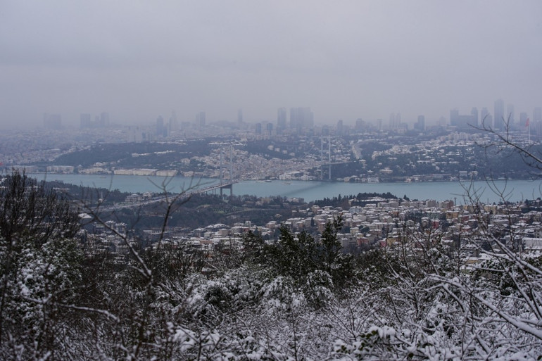 Son dakika... İstanbulda karla mücadele Araçlar kaydı, sokaklar piste döndü... Valilikten yeni uyarı