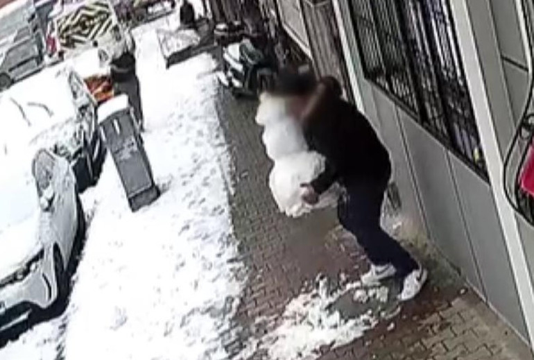 Küçükçekmecede çocukların yaptığı kardan adamı götürdü