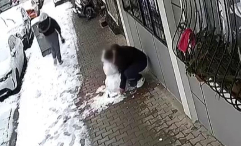 Küçükçekmecede çocukların yaptığı kardan adamı götürdü