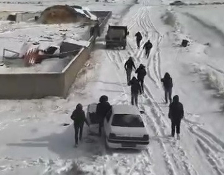 Arazide pes dedirten eğlence | 10 kişiydiler... Drone kamerasını görünce böyle kaçıştılar