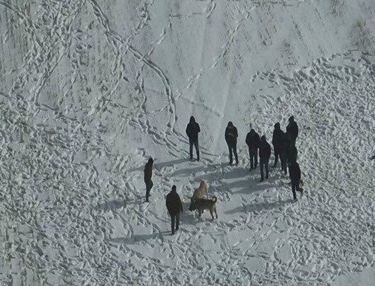 Arazide pes dedirten eğlence | 10 kişiydiler... Drone kamerasını görünce böyle kaçıştılar