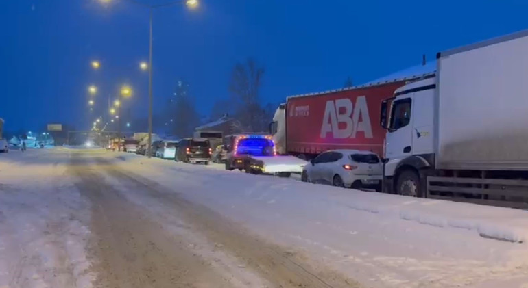 Kop Dağı Geçidinde araçlar tipi nedeniyle yolda kaldı
