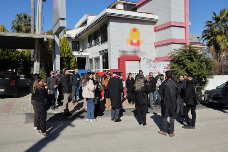 Karne almak için çocuklarıyla okula gelen veliler şok oldu | Öğretmen ve öğrencilerin ağladığını gördük