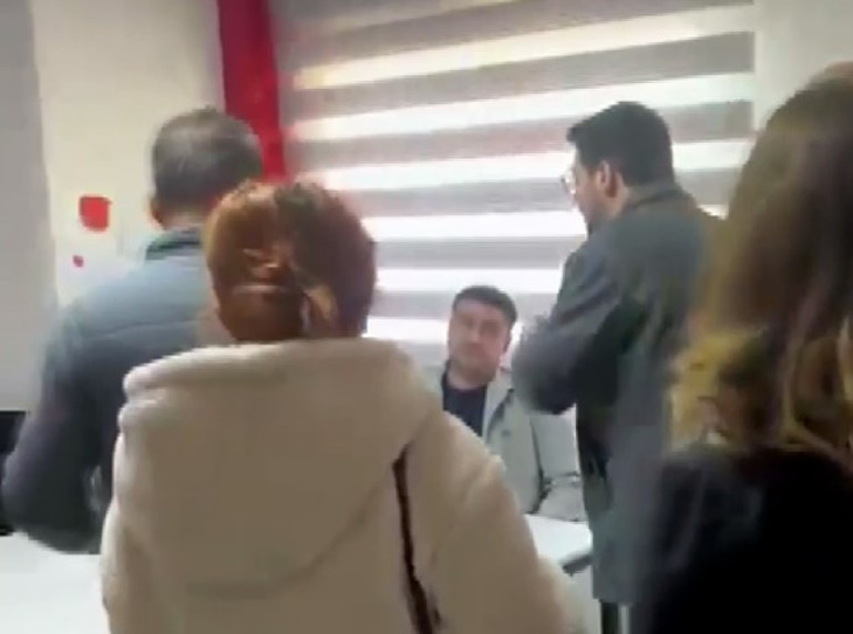 Karne almak için çocuklarıyla okula gelen veliler şok oldu | Öğretmen ve öğrencilerin ağladığını gördük